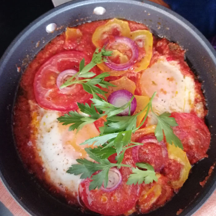 Shashuka med ägg, tomat och lök