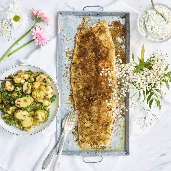 Citron- och örtbakad laxsida med dillmajonnäs och tapenadmarinerad färskpotatis