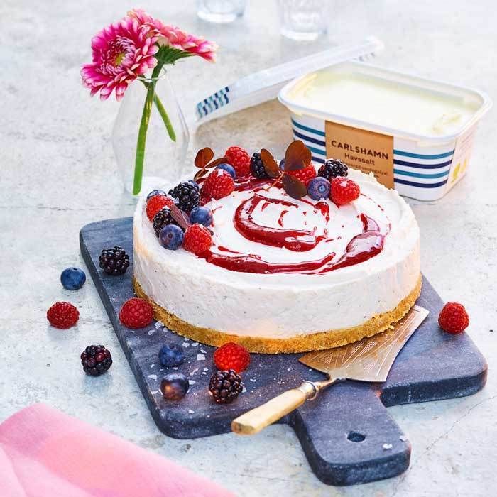 Vegansk kardemummacheesecake med bär och flingsalt